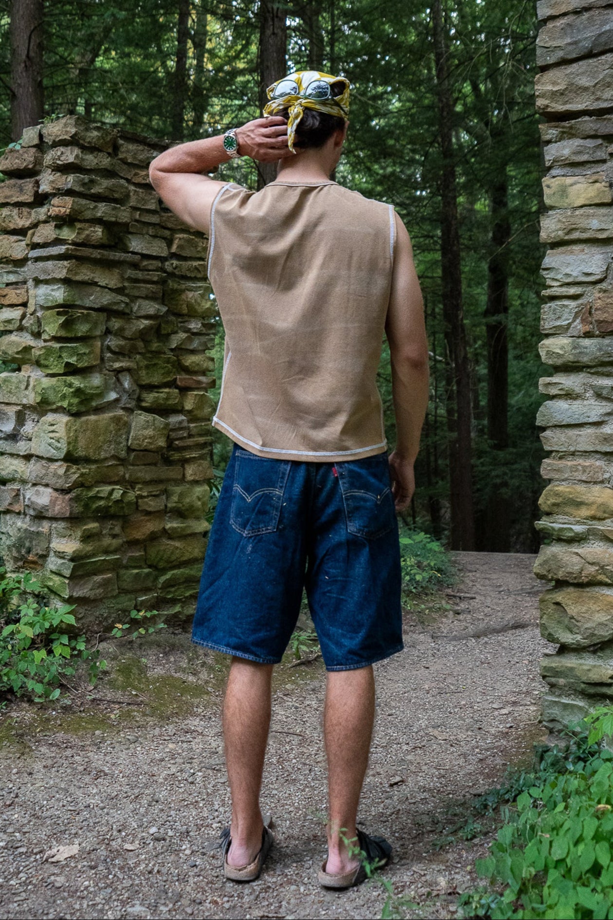 mud finished cutoff tank top with alloy emblem