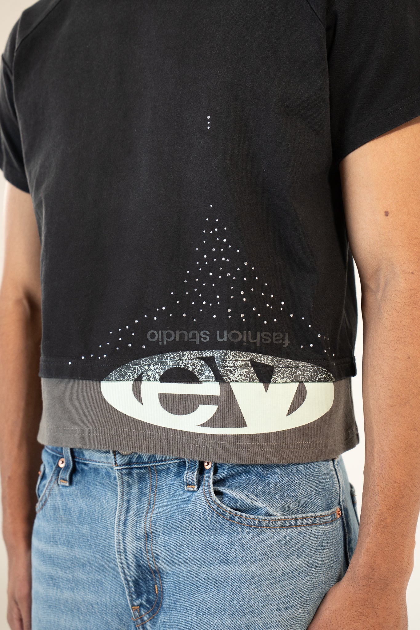 carbon strata cotton tee with rhinestones and leaf emblem