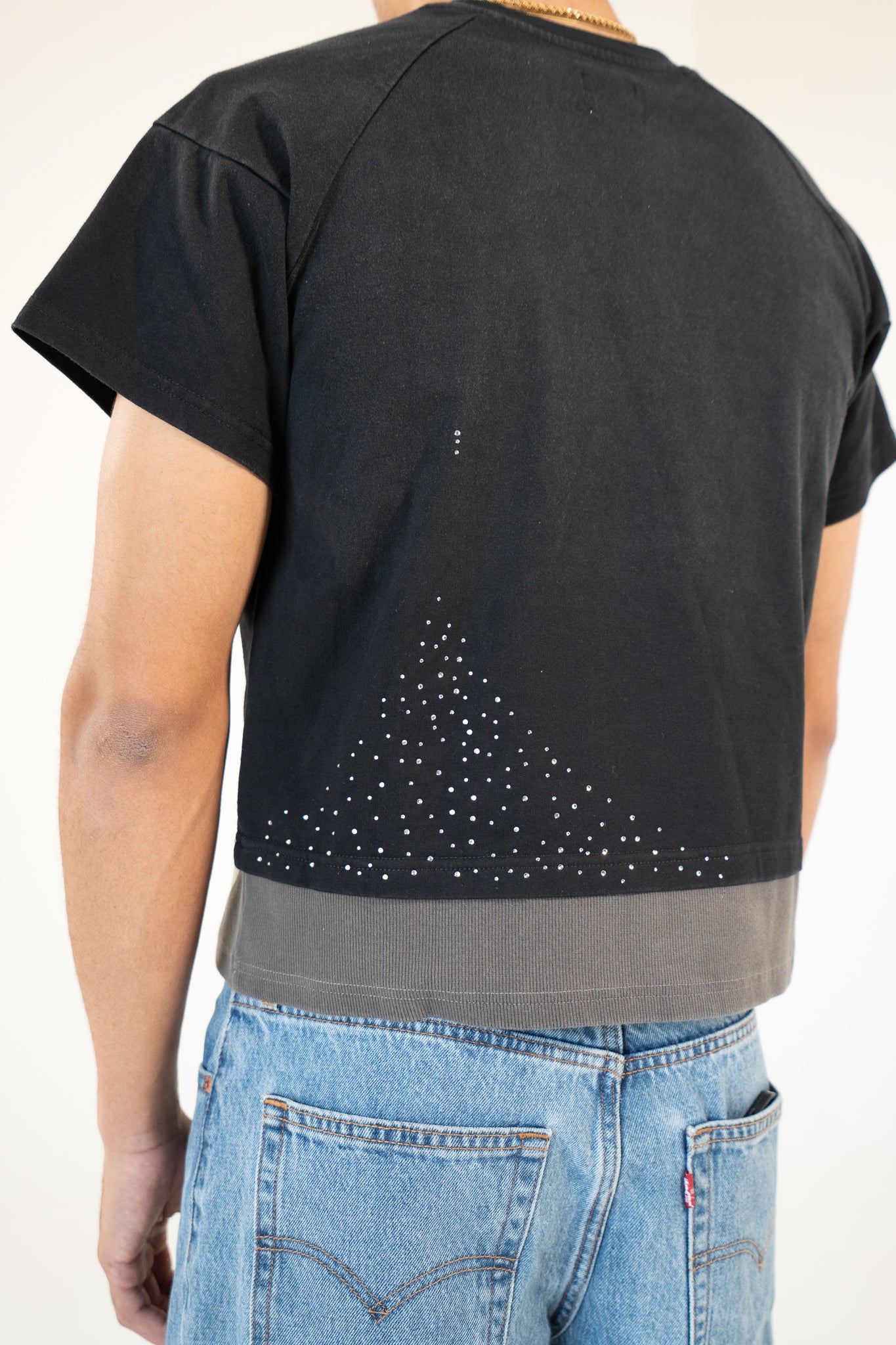 carbon strata cotton tee with rhinestones and leaf emblem