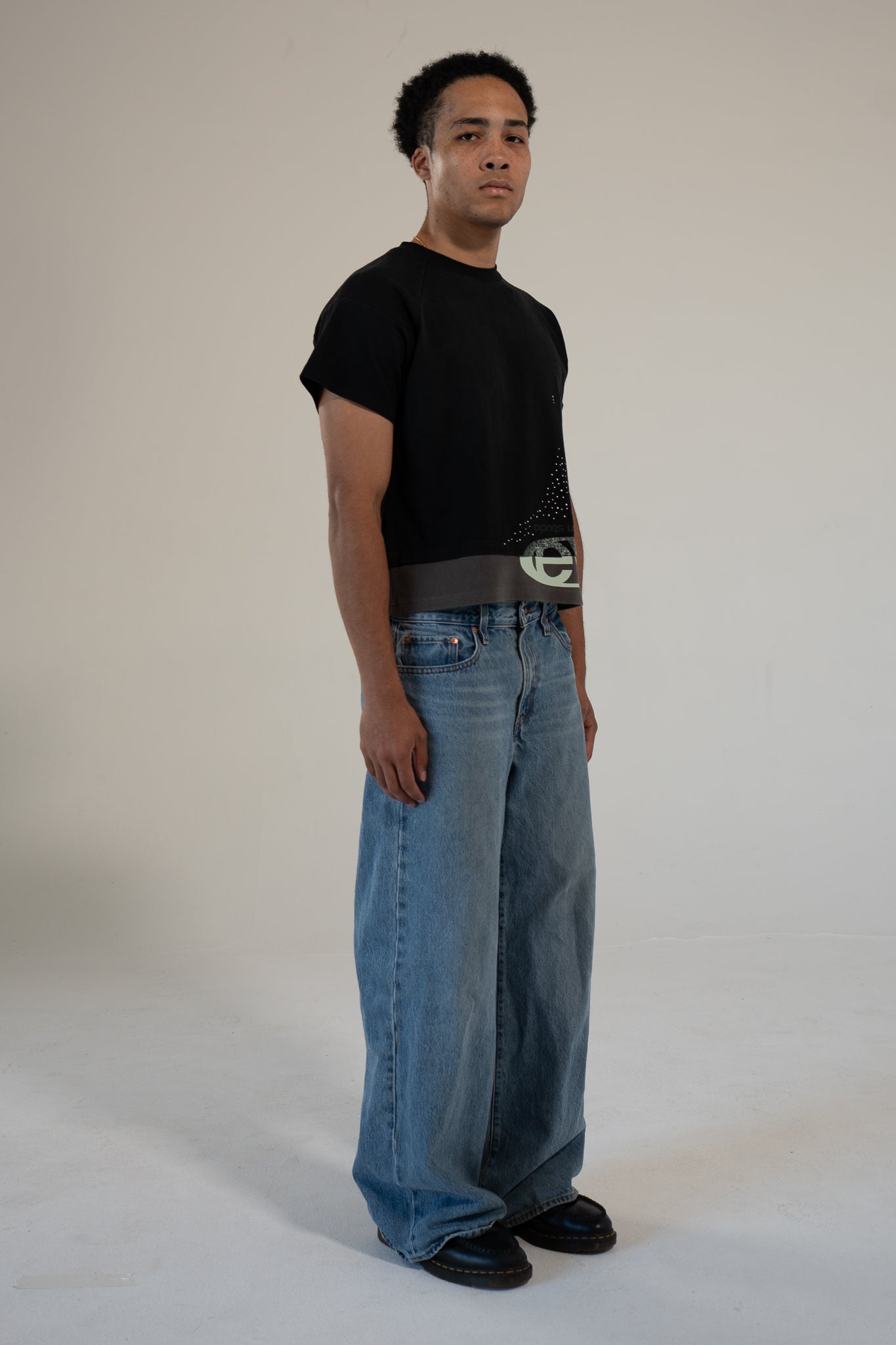 carbon strata cotton tee with rhinestones and leaf emblem