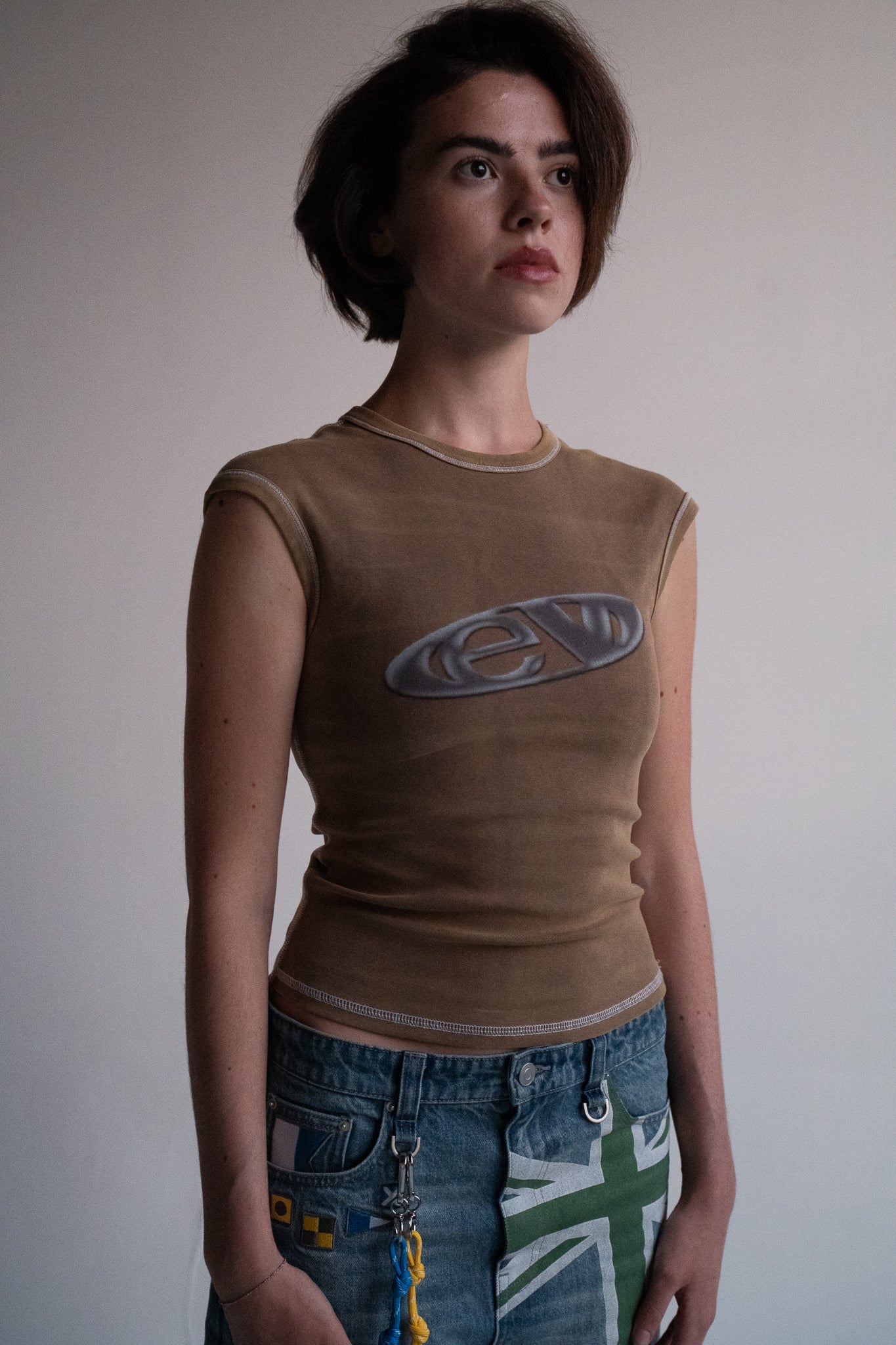 mud drop shoulder tank top with alloy emblem