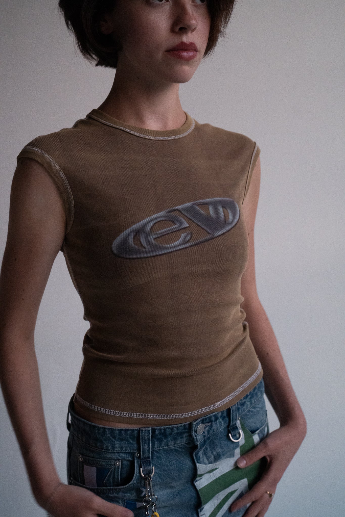 mud drop shoulder tank top with alloy emblem