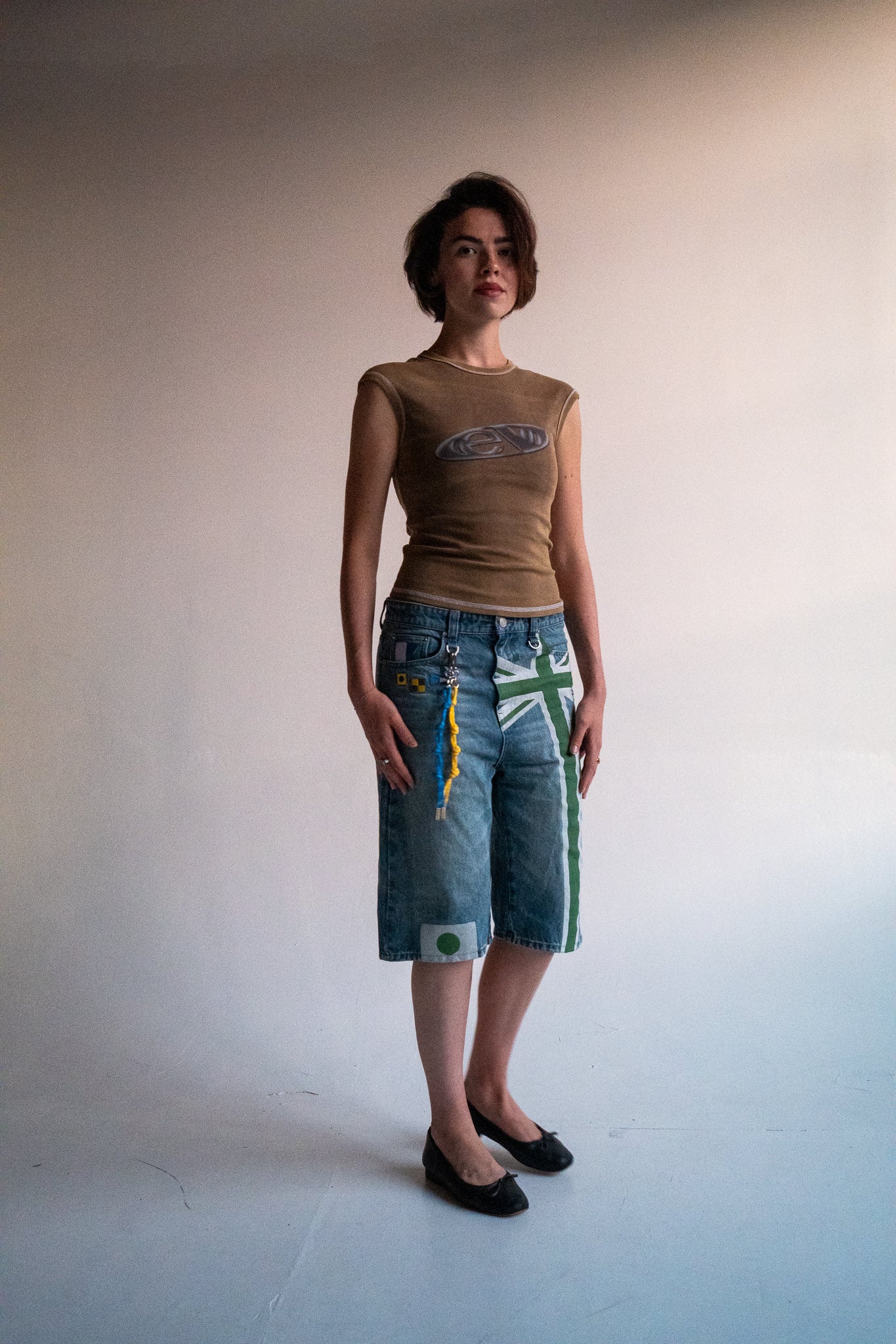mud drop shoulder tank top with alloy emblem